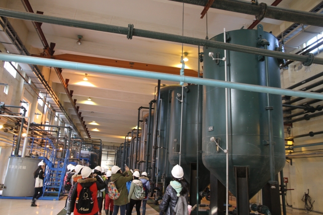 同学在参观生产装置2 同学在参观生产装置2