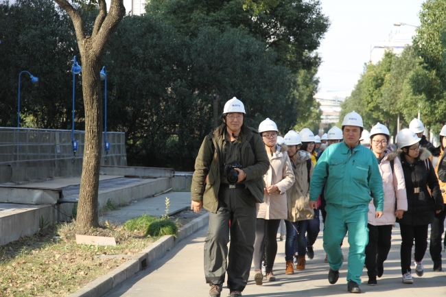 李立老师为大家拍摄教学视频 李立老师为大家拍摄教学视频